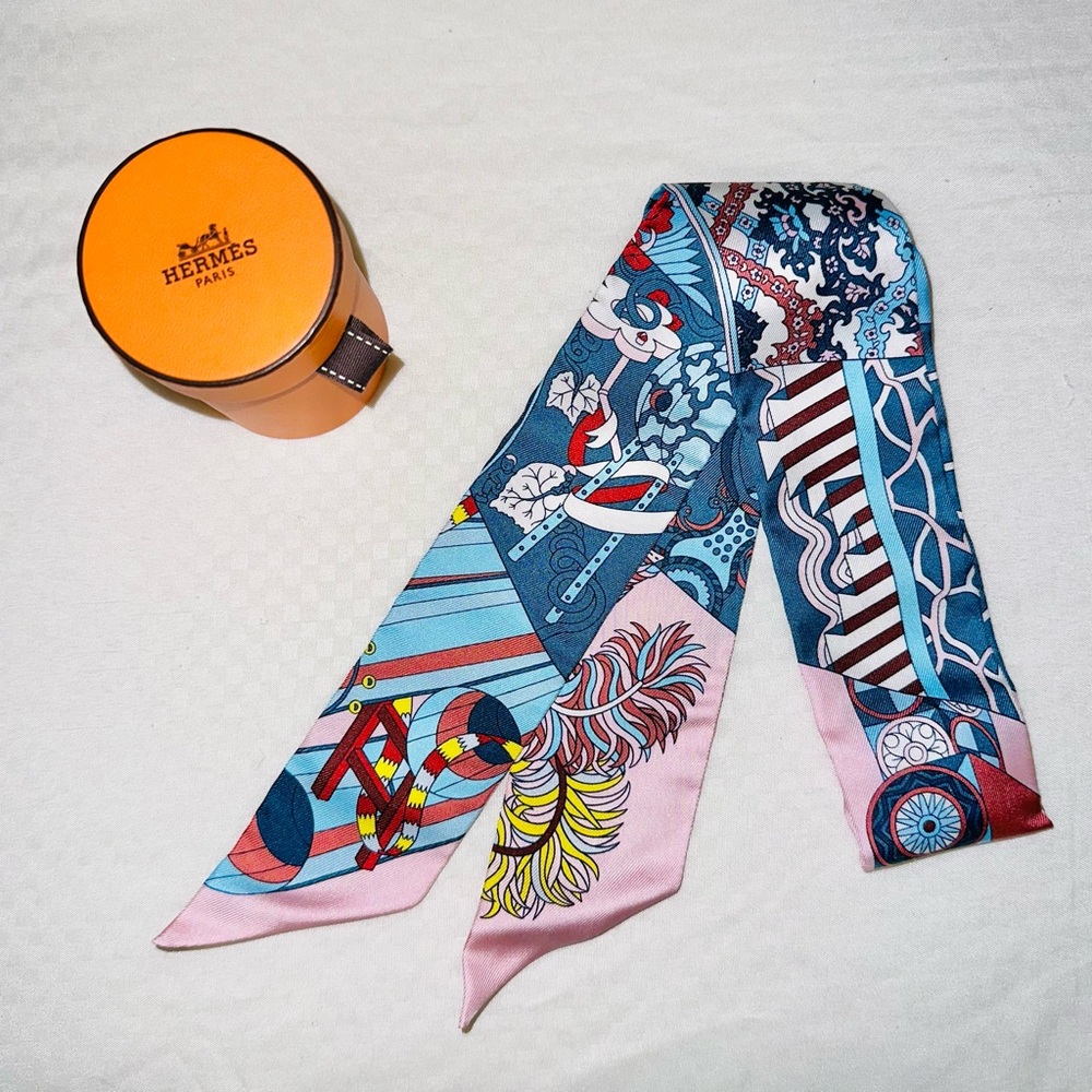Hermes De l'Ombrelle aux Duels Twilly Scarf in Bleu Moyen / Rose Pale - Picture 3 of 4